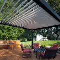 7 raisons de préférer une pergola à un store banne