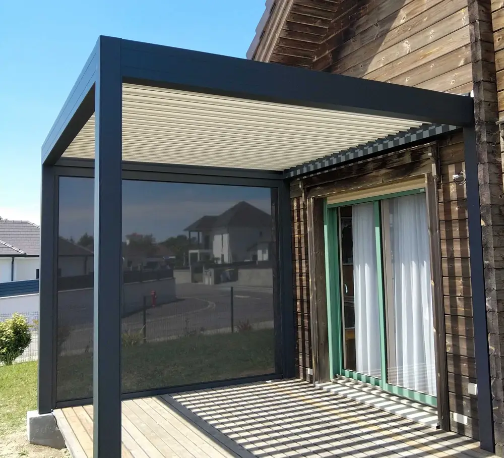 Pose d’une pergola auto portée avec un store latéral