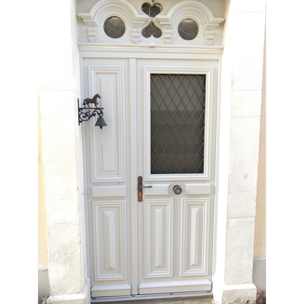 Pose d’une porte en bois avec imposte