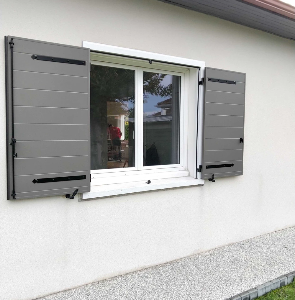 Pose de volets battants en Aluminium avec près-cadre