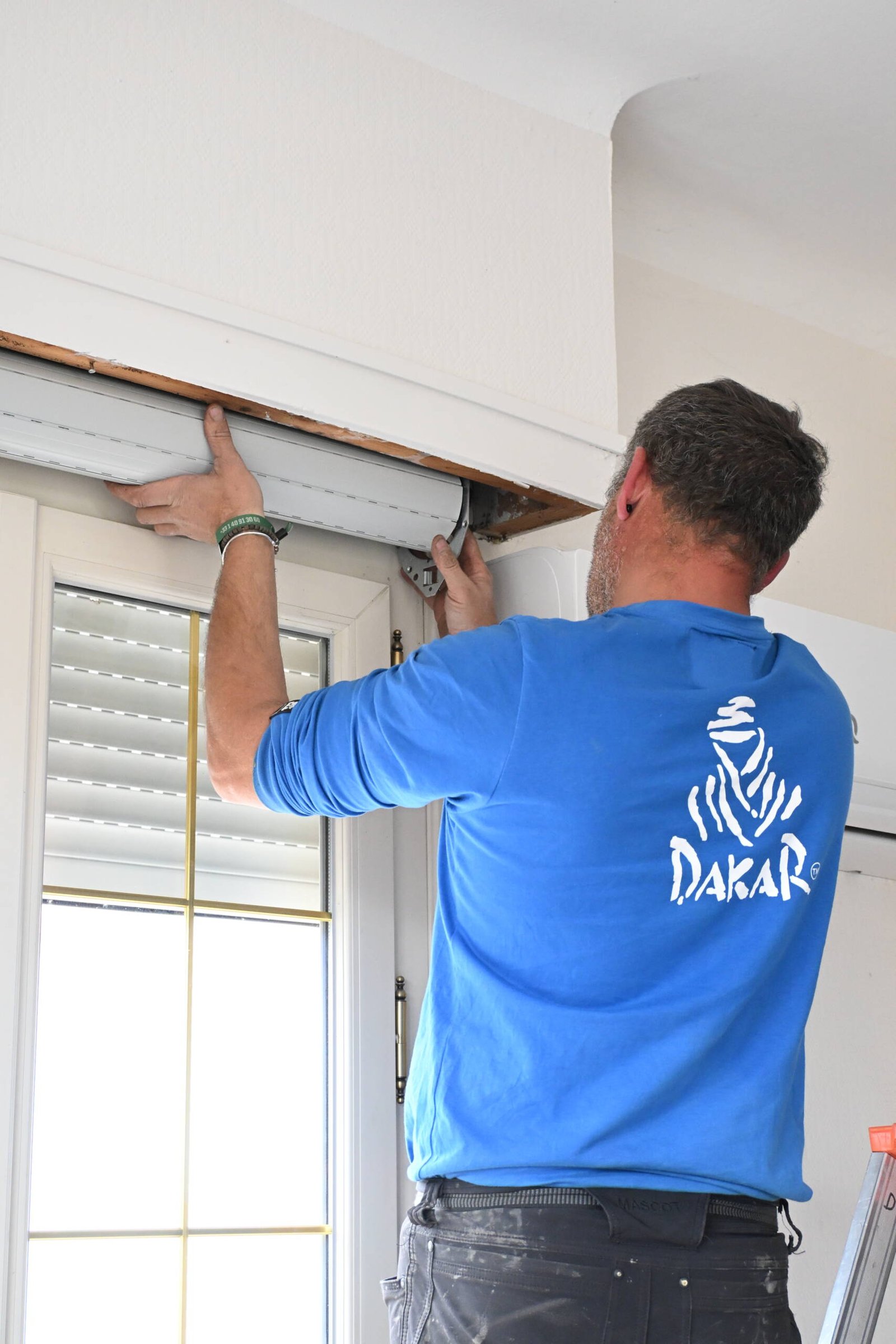 Installation de volets roulants avec coffre intérieur