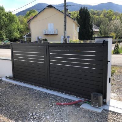 Un portail motorisé en aluminium à Oloron